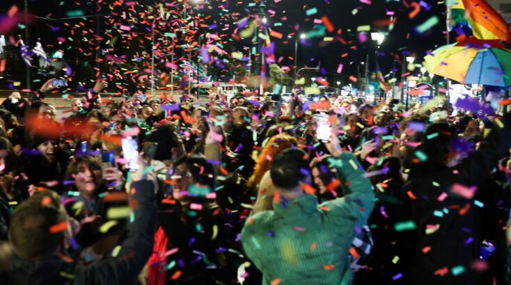 Γιορτή για την ιστορική στιγμή της θεσμοθέτησης του γάμου ομόφυλων