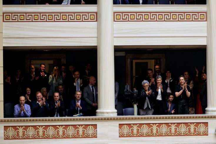 Χειροκροτήματα για την ιστορική απόφαση υπέρ του γάμου των ομόφυλων