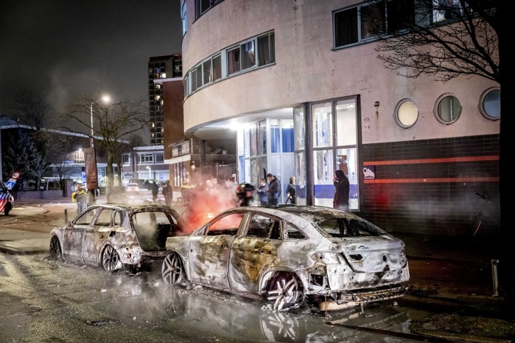 Ολλανδία: Τέσσερις αστυνομικοί τραυματίστηκαν κατά τη διάρκεια συγκρούσεων στη Χάγη μεταξύ ομάδων πολιτών από την Ερυθραία	