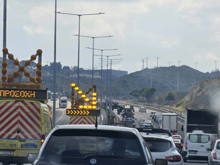 Αγρότες με τα τρακτέρ τους στα διόδια των Αφιδνών