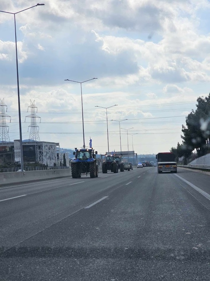 Αγρότες με τα τρακτέρ τους στα διόδια των Αφιδνών