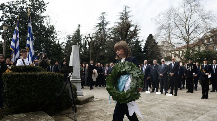 Η κυρία Σακελλαροπούλου κατέθεσε στεφάνι στο Ηρώο Μπιζανομάχων