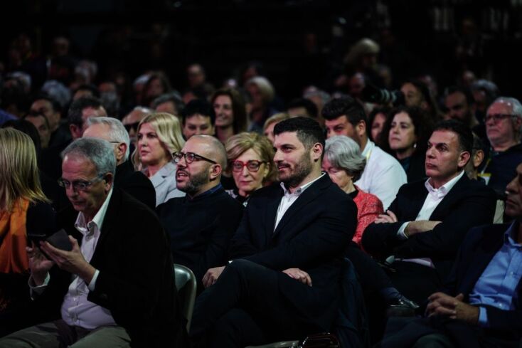 Ο Διονύσης Τεμπονέρας παρακολουθεί την ομιλία Κασσελάκη