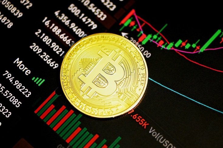 Σε υψηλά διετίας το Bitcoin – Έσπασε το φράγμα των 56.000 δολ.