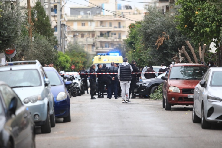 Το σημείο όπου διαπράχθηκε το έγκλημα και οι αρχές έξω από το σπίτι στη Νίκαια