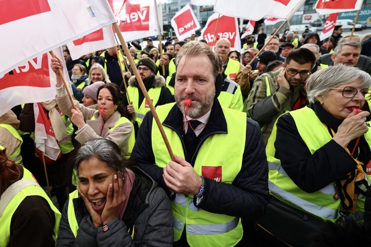  Σε νέες απεργιακές κινητοποιήσεις προχωρούν οι εργαζόμενοι σε Lufthansa και στους σιδηροδρόμους της Γερμανίας