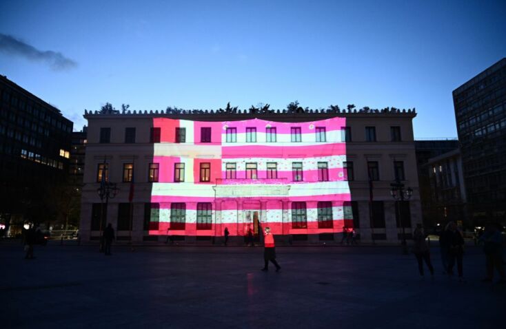 ΠΡΟΒΟΛΗ ΤΗΣ "ΡΟΖ ΣΗΜΑΙΑΣ" ΤΗΣ ΓΕΩΡΓΙΑΣ ΛΑΛΕ ΣΤΟ ΔΗΜΑΡΧΕΙΟ ΤΗΣ ΑΘΗΝΑΣ (ΚΩΣΤΑΣ ΤΖΟΥΜΑΣ/EUROKINISSI)