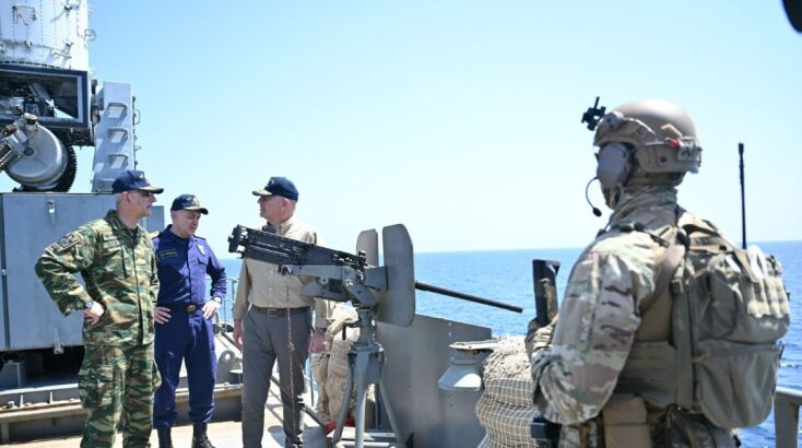 Τη φρεγάτα «Ύδρα» στην Ερυθρά Θάλασσα επισκέφθηκε ο Νίκος Δένδιας.	