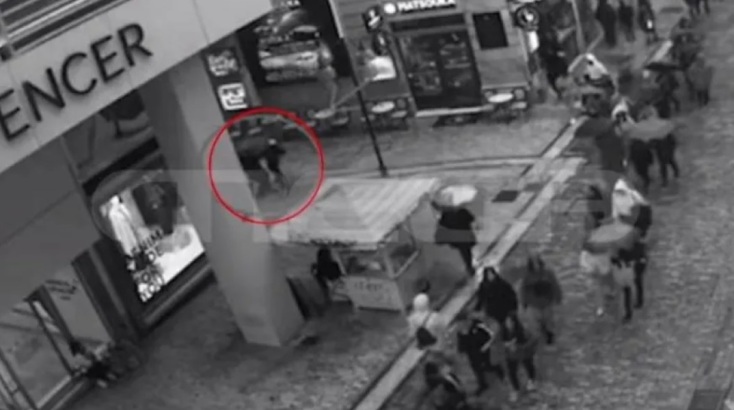 Φωτογραφίες - ντοκουμέντα τη στιγμή που ο Ιρανός επιτίθεται στην 22χρονη στην Ερμού 