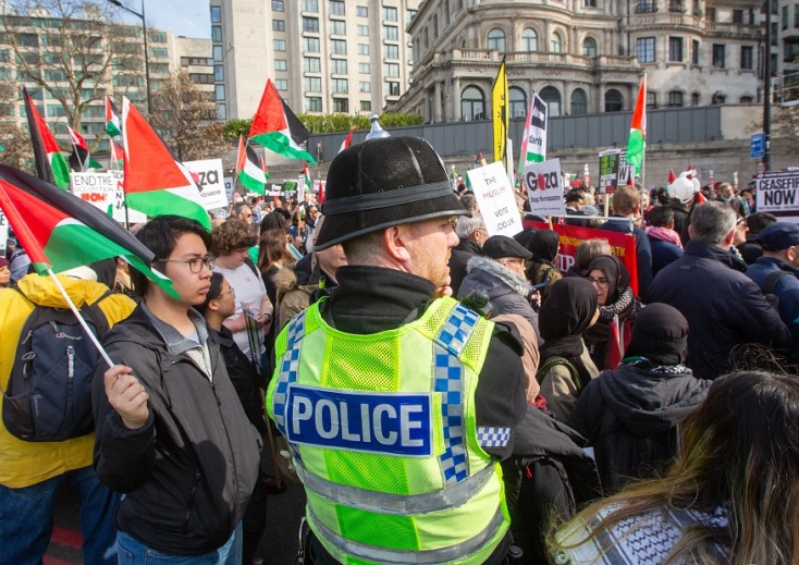 Βρετανία: Αλλάζει ο ορισμός του «εξτρεμισμού» - Στο στόχαστρο ισλαμιστές και ακροδεξιοί