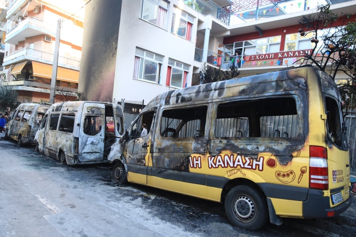 Σχολικό ημικαμένο μετά την εμπρηστική επίθεση στου Ζωγράφου