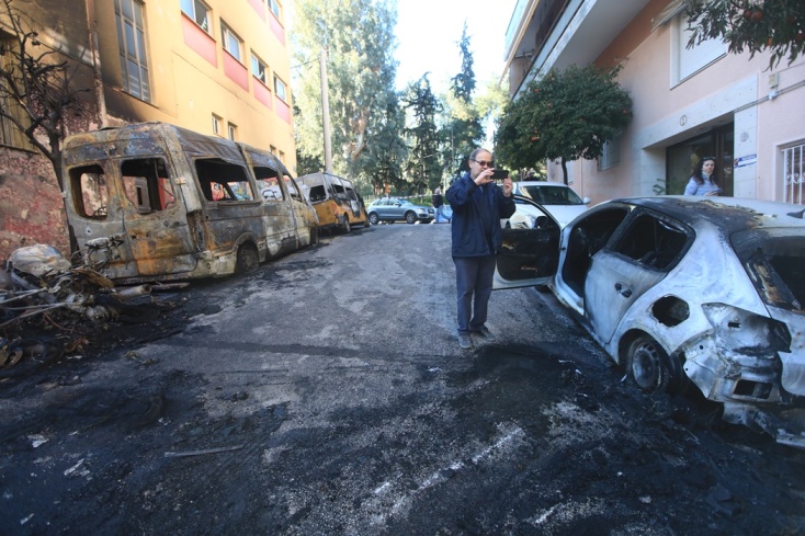 Πολίτης φωτογραφίζει τις ζημιές από την εμπρηστική επίθεση στου Ζωγράφου 