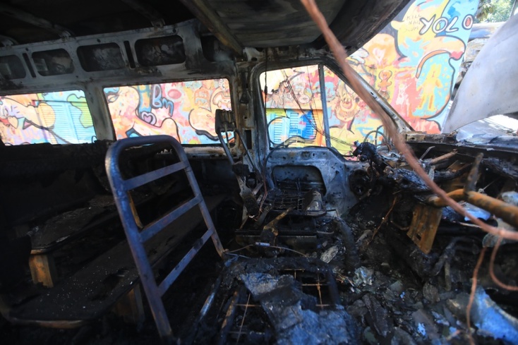 Καμένο σχολικό έξω από το ιδιωτικό σχολείο στην οδό Ταξίλου στου Ζωγράφου μετά την εμπρηστική επίθεση