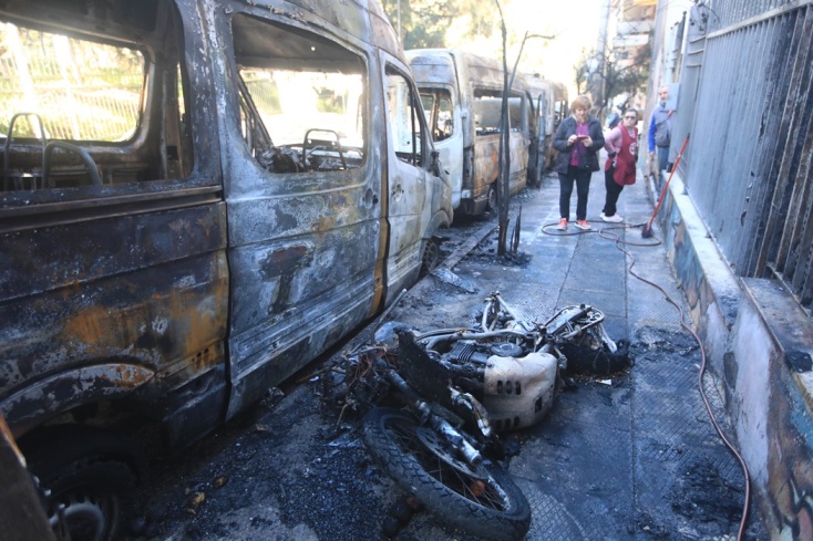 Καμένη μηχανή και καμένο αυτοκίνητο στου Ζωγράφου μετά την εμπρηστική επίθεση