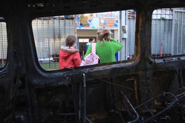 Παιδιά έφτασαν το πρωί στο σχολείου τους μετά την εμπρηστική επίθεση στου Ζωγράφου