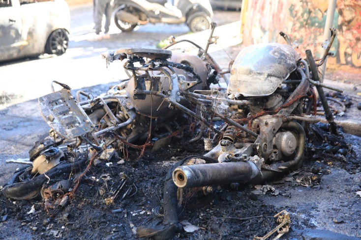 Καμένες μηχανές μετά την εμπρηστική επίθεση στου Ζωγράφου