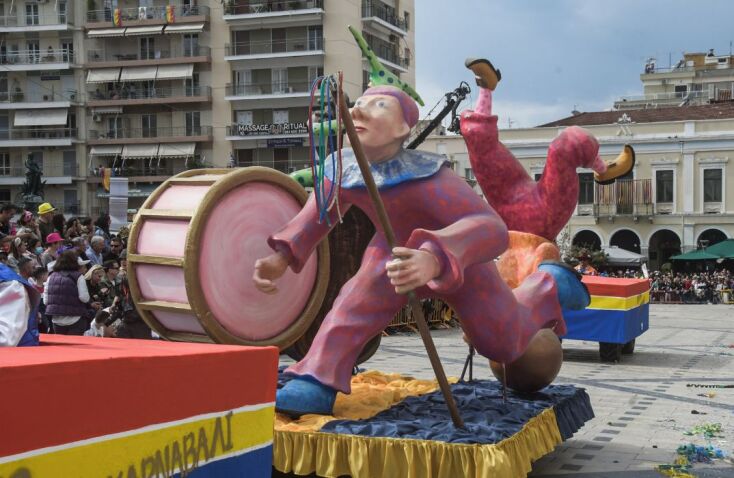 Φαντασμαγορικό θέαμα από 60.000 καρναβαλιστές στην Πάτρα (φωτό και βίντεο)