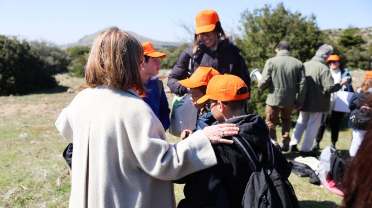 Η κ. Σακελλαροπούλου με τους μαθητές του 3ου Δημοτικού σχολείου Αγίας Παρασκευής