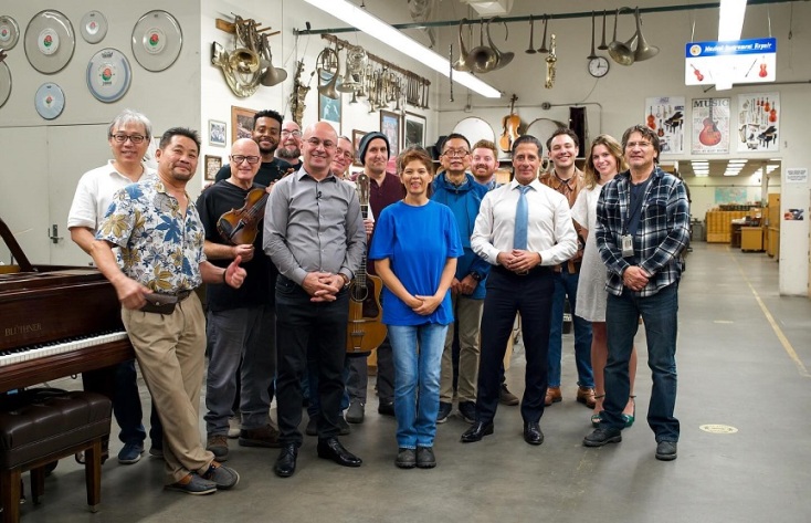 The Last Repair Shop: Πως το Οσκαρικό ντοκιμαντέρ ζωντάνεψε ένα εργαστήριο μουσικών οργάνων στο Λος Άντζελες