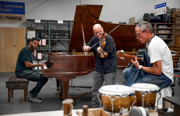 The Last Repair Shop: Πως το Οσκαρικό ντοκιμαντέρ ζωντάνεψε ένα εργαστήριο μουσικών οργάνων στο Λος Άντζελες