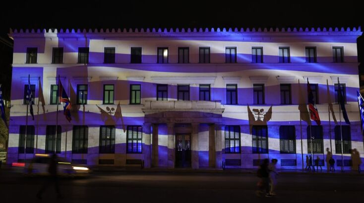 Εντυπωσιακές εικόνες από τη φωταγώγηση του Δημαρχιακού Μεγάρου ενόψει της Εθνικής Επετείου 