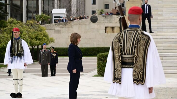 Κατάθεση στεφάνου από την ΠτΔ Κ. Σακελλαροπούλου στο Μνημείο του Αγνώστου Στρατιώτη © ΜΙΧΑΛΗΣ ΚΑΡΑΓΙΑΝΝΗΣ/EUROKINISSI