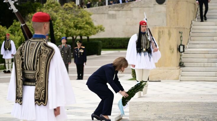 Κατάθεση στεφάνου από την ΠτΔ Κ. Σακελλαροπούλου στο Μνημείο του Αγνώστου Στρατιώτη © ΜΙΧΑΛΗΣ ΚΑΡΑΓΙΑΝΝΗΣ/EUROKINISSI