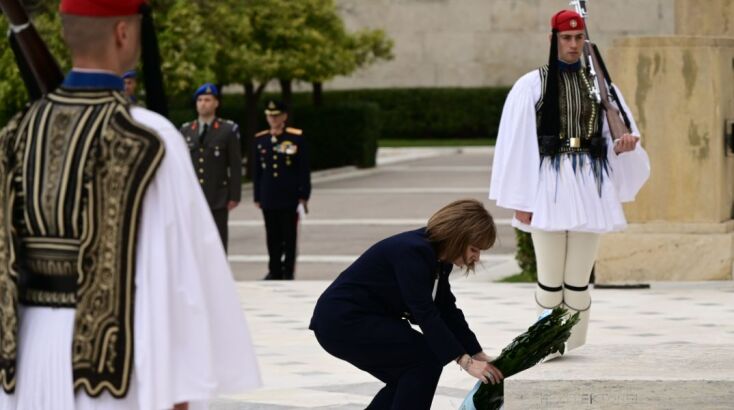 Κατάθεση στεφάνου από την ΠτΔ Κ. Σακελλαροπούλου στο Μνημείο του Αγνώστου Στρατιώτη © ΜΙΧΑΛΗΣ ΚΑΡΑΓΙΑΝΝΗΣ/EUROKINISSI