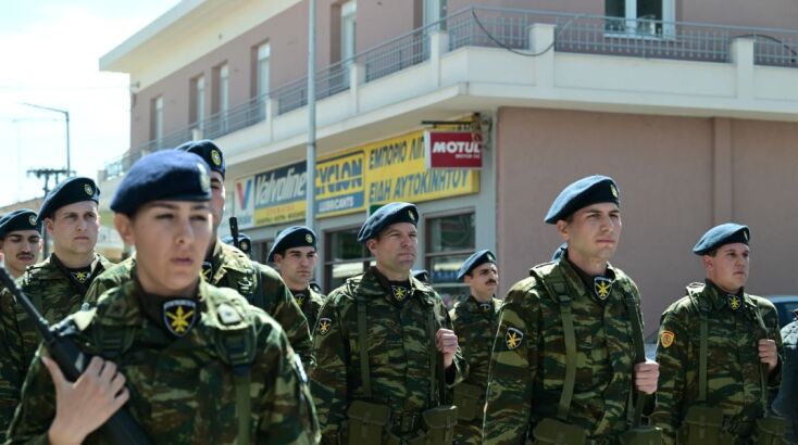 Ο Στέφανος Κασσελάκης παρέλασε με το άγημα στη Θήβα για την 25η  Μαρτίου © ΤΑΤΙΑΝΑ ΜΠΟΛΑΡΗ/EUROKINISSI
