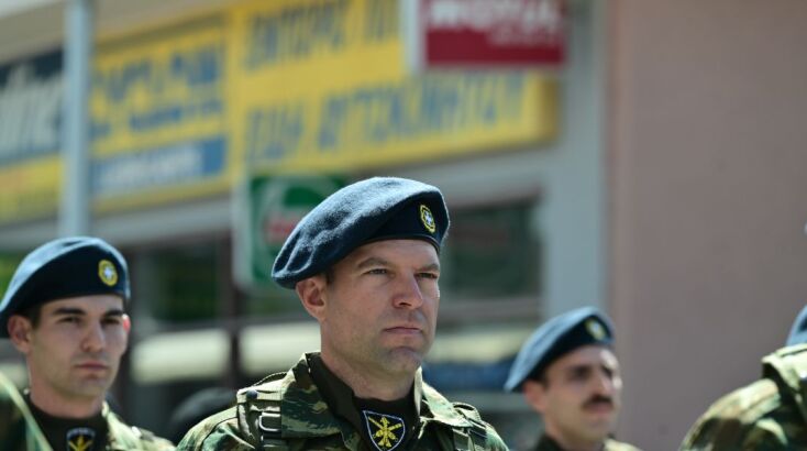 Ο Στέφανος Κασσελάκης παρέλασε με το άγημα στη Θήβα για την 25η  Μαρτίου © ΤΑΤΙΑΝΑ ΜΠΟΛΑΡΗ/EUROKINISSI