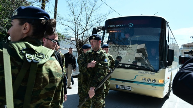 Ο Στέφανος Κασσελάκης παρέλασε με το άγημα στη Θήβα για την 25η  Μαρτίου © ΤΑΤΙΑΝΑ ΜΠΟΛΑΡΗ/EUROKINISSI