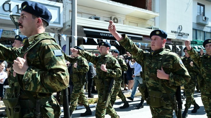 Ο Στέφανος Κασσελάκης παρέλασε με το άγημα στη Θήβα για την 25η  Μαρτίου © ΤΑΤΙΑΝΑ ΜΠΟΛΑΡΗ/EUROKINISSI