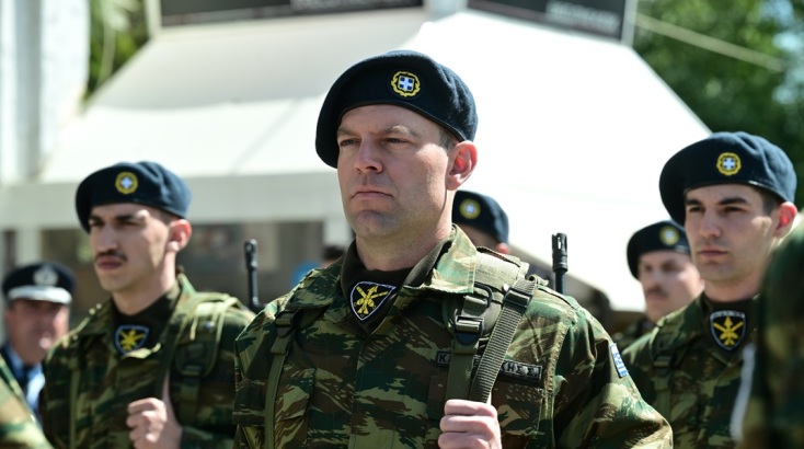 Ο Στέφανος Κασσελάκης παρέλασε με το άγημα στη Θήβα για την 25η  Μαρτίου © ΤΑΤΙΑΝΑ ΜΠΟΛΑΡΗ/EUROKINISSI