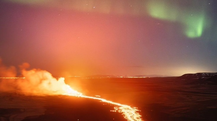 Όταν το Βόρειο Σέλας συναντά την ηφαιστειακή λάβα © Marco Di Marco/Instagram