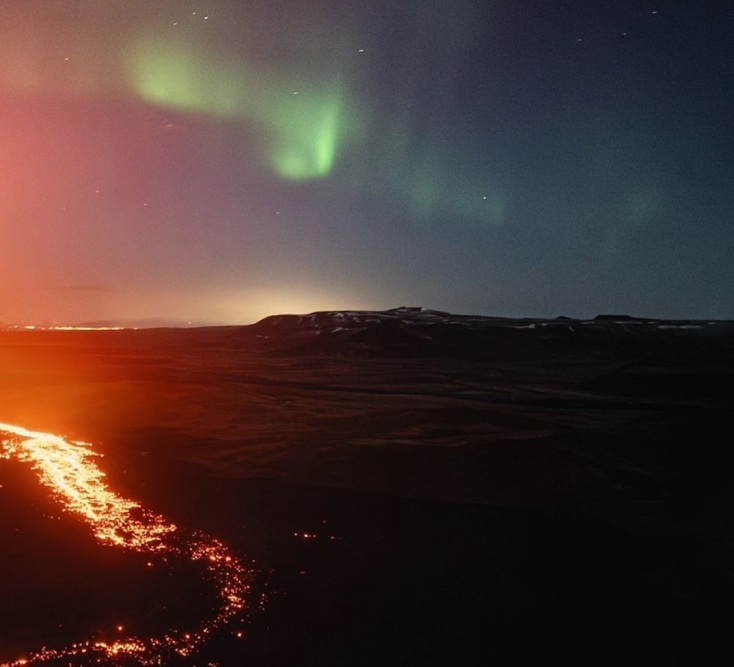 Όταν το Βόρειο Σέλας συναντά την ηφαιστειακή λάβα © Marco Di Marco/Instagram