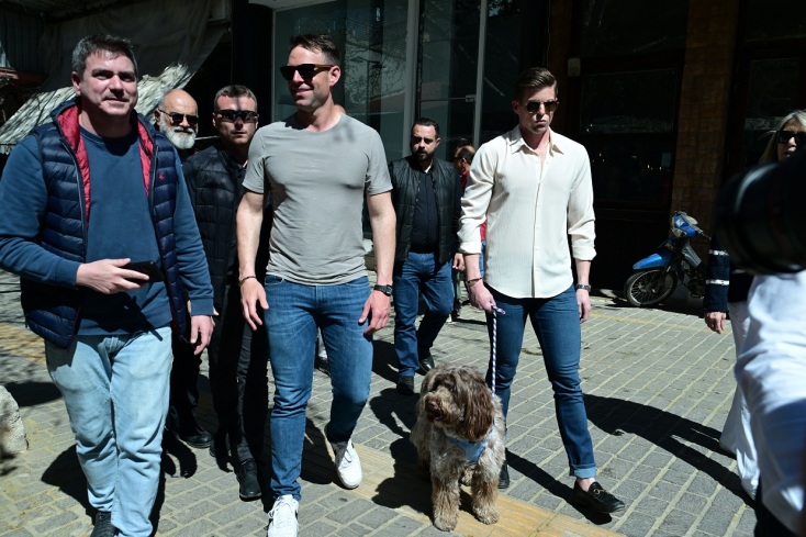 Ο Στέφανος Κασσελάκης γιόρτασε τα 35α γενέθλιά του μετά την ορκωμοσία του στη Θήβα (Βίντεο)