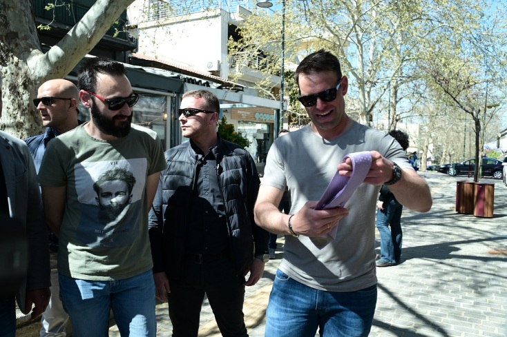 Ο Στέφανος Κασσελάκης γιόρτασε τα 35α γενέθλιά του μετά την ορκωμοσία του στη Θήβα (Βίντεο)