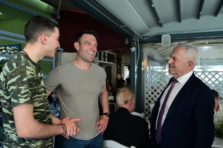 Ο Στέφανος Κασσελάκης γιόρτασε τα 35α γενέθλιά του μετά την ορκωμοσία του στη Θήβα (Βίντεο)