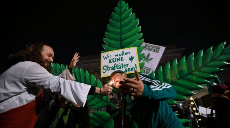 Πάρτι στην Πύλη του Βρανδεμβούργου για τη νομιμοποίηση της κάνναβης