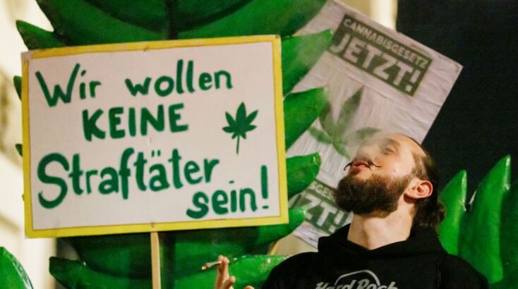 Πάρτι στην Πύλη του Βρανδεμβούργου για τη νομιμοποίηση της κάνναβης