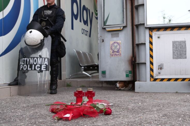 Το σημείο της δολοφονίας της Κυριακής Γρίβα, έξω από το Αστυνομικό Τμήμα Αγίων Αναργύρων