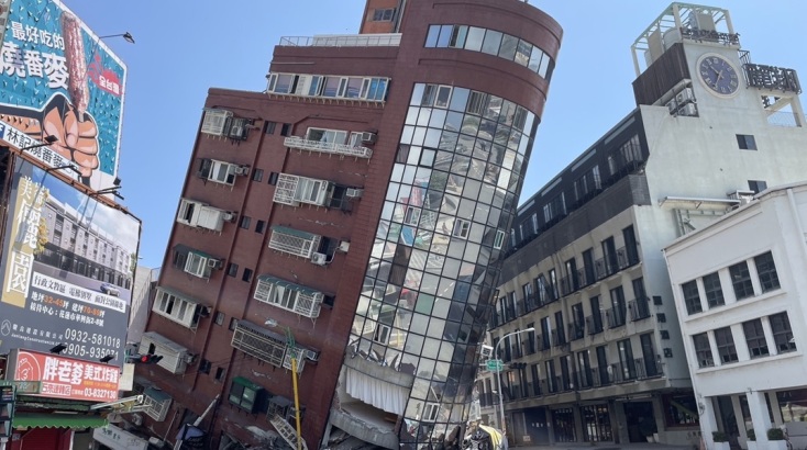 Δραματικές εικόνες από το σεισμό στην Ταϊβάν: Δεκάδες εγκλωβισμένοι και τραυματίες στα ερείπια ©  EPA/NATIONAL FIRE AGENCY HANDOUT 