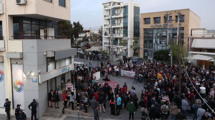 Οργή από τα ντοκουμέντα της γυναικοκτονίας έξω από το ΑΤ Αγίων Αναργύρων