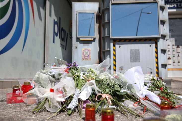 Διαμαρτυρία έξω από το ΑΤ Αγίων Αναργύρων για τη δολοφονία της Κυριακής Γρίβα 