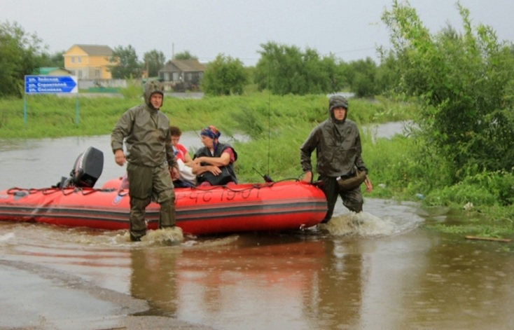 Διασώστες εκκενώνουν ντόπιους κατοίκους σε μια βάρκα σε μια πλημμυρισμένη περιοχή της Ρωσίας 