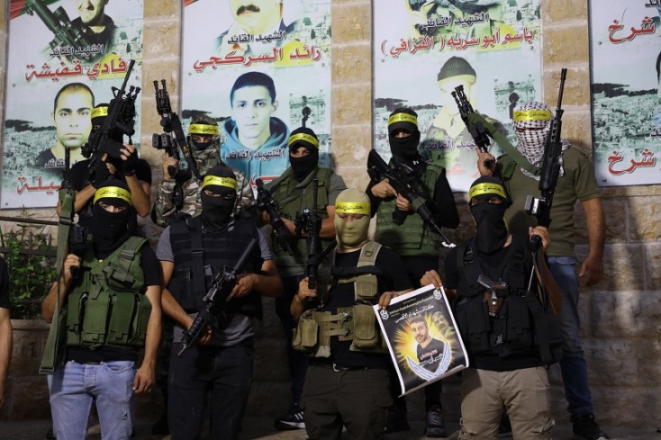 Μέλη των Ταξιαρχιών Al-Aqsa, της ένοπλης πτέρυγας του παλαιστινιακού κινήματος Φατάχ, κρατούν όπλα κατά τη διάρκεια συγκέντρωσης για την υποστήριξη του Παλαιστίνιου κρατούμενου και καρκινοπαθούς Nasser Abu Hamid στην πόλη Nablus στη Δυτική Όχθη