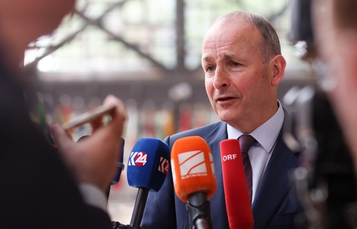  O ΥΠΕΞ της Ιρλανδίας Μίχαλ Μάρτιν μιλάει σε δημοσιογράφους μπροστά από μικρόφωνα