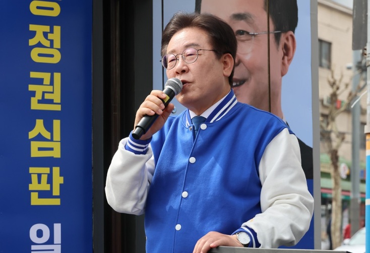 , ο Λι Τζέι-μιούνγκ του κεντροαριστερού Δημοκρατικού Κόμματος μιλάει σε προεκλογική εκστρατεία