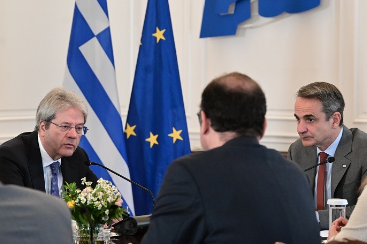 Ο Κυριάκος Μητσοτάκης καθισμένος στο Μέγαρο Μαξίμου με τον Επίτροπο Οικονομίας της ΕΕ Πάολο Τζεντιλόνι