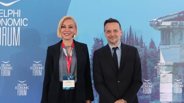 Ο Δήμαρχος Αθηναίων Χάρης Δούκας με τη δημοσιογράφο της ΕΡΤ, Ανδριάνα Παρασκευοπούλου στο 9ο Οικονομικό Φόρουμ των Δελφών